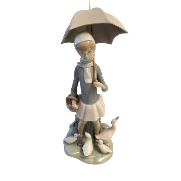 Lladro - Retired Girl with Umbrella & Geese, Dated‎ 1977 - Picture 2 of 7